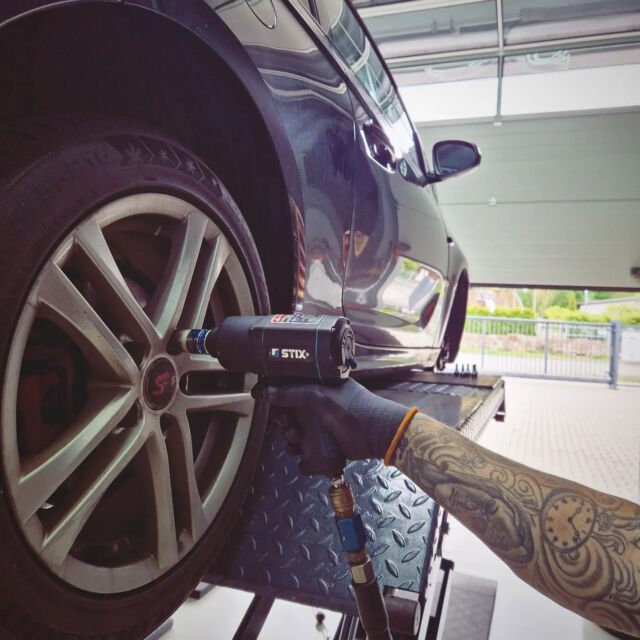 Noch keine Sommerreifen drauf❓️ Do it yourself‼️ Hier bei uns! #doityourself #sommerreifenzeit #dersommerkannkommen #diemietwerkstattdermbach #schrauberzeit🔧 #ausliebezumauto #safetyfirst #wirfreuenunsaufdich #hochdiehändewochenende