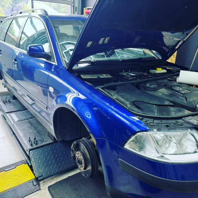 Bremsen einmal NEU ✨️ #neukunde #neuebremsen #bremsenupgrade #thursdayvibes #welcome #freestyle #blue #volkswagen #passat3bg #schraubenfetzt #schrauberblog #doityourself #diemietwerkstattdermbach #kommtvorbei #wiedersehenmachtfreude #freiekapazitäten #hereinspaziert